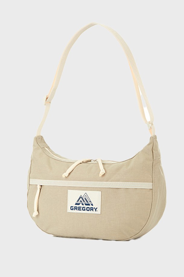 그레고리 사첼 S V2 숄더백 - 샌드 베이지는 일상, 여행룩에 어울리는 여성용 숄더백입니다. 나일론 소재에 가죽 지퍼 손잡이로 포인트를 주었으며, 6.5L의 수납공간과 220g의 가벼운 무게를 자랑합니다. 내부 메쉬 포켓, 전면 지퍼 포켓, 백 슬립 포켓 등 총 5개의 포켓과 YKK 지퍼, 조절 가능한 숄더 스트랩으로 실용성을 더했습니다. 사각 모양의 샌드 베이지 컬러 무지 숄더백으로, 미니멀, 캐주얼, 클래식 스타일을 즐기는 분들께 추천합니다. 항균 기능을 갖춘 자전거 핸들캡을 함께 증정합니다.
