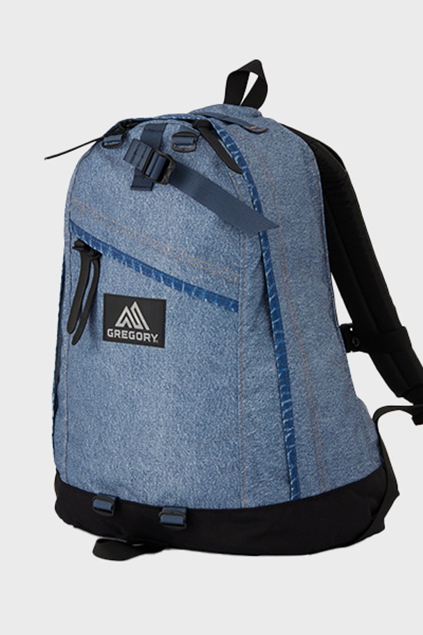 데이팩 - BLUE DENIM (09JT5024)는 남성용 미디엄 사이즈 데이팩으로, 블루 데님 컬러와 무지 패턴이 특징입니다. 나일론 소재로 제작되었으며, 가죽 지퍼풀, EVA 폼 숄더 하네스 등의 디자인 디테일이 돋보입니다. 노트북 수납, 트레킹폴 부착, 조절 가능한 가슴 스트랩, 하중분산 벨트 등의 기능과 45년 이상 유지된 시그니처 물방울 형태 디자인, YKK #10 지퍼, 보강된 바닥 패널, 메쉬 지퍼 포켓 등의 특징을 갖춰 아웃도어, 일상, 백패킹, 여행룩, 캐주얼, 고프코어, 미니멀 스타일 모두에 적합합니다.
