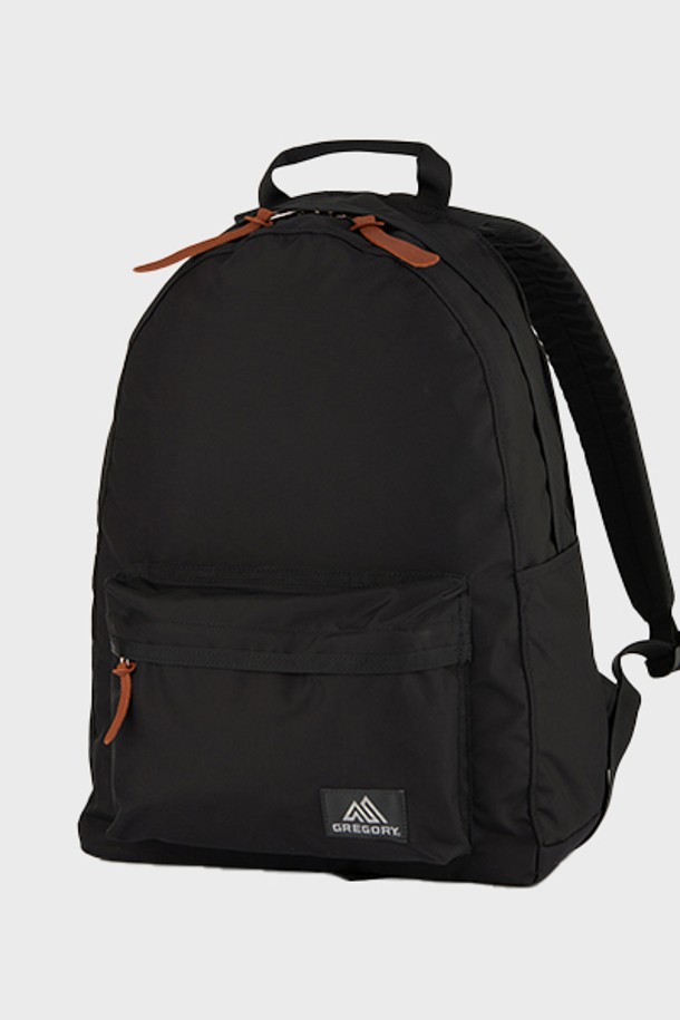 릴렉스데이 백팩 - BLACK (09J29452)는 일상 및 여행에 적합한 남성용 미디엄 사이즈 백팩입니다. 내구성이 뛰어난 블랙 컬러의 나일론 소재에 가죽 디테일이 더해져 미니멀, 클래식, 캐주얼 스타일을 연출합니다. 노트북 수납, 보틀 포켓, 다양한 수납공간(외부 2개/내부 2개), 키홀더, 그리고 인체공학적 설계를 통해 실용성을 높였으며, 평생 보증 혜택을 제공합니다.
