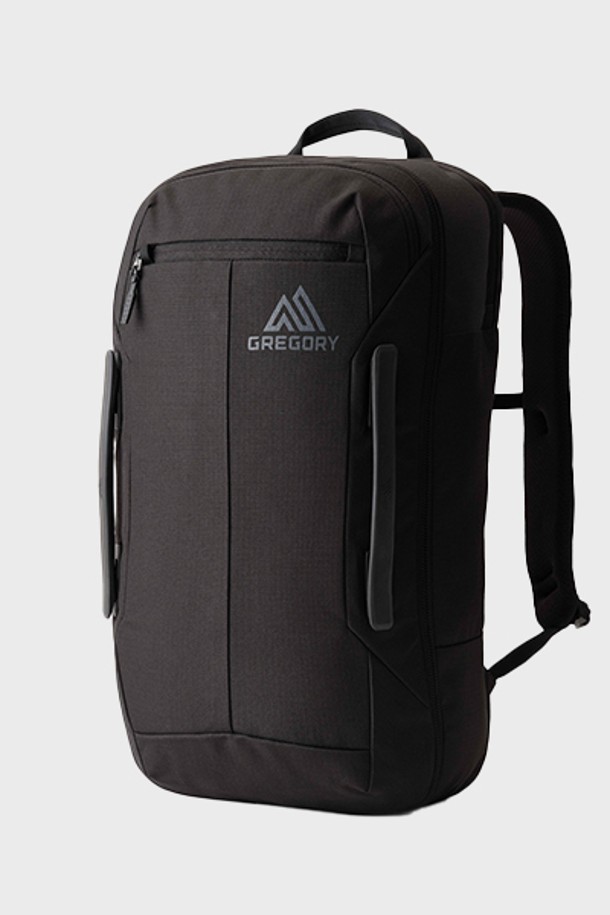 블랙 색상의 보더 백팩 30 (41J49020)은 30L 라지 사이즈로, 여행과 일상 모두에 적합한 남성용 백팩입니다. 튼튼한 폴리에스테르 소재에 생활 방수 기능을 더하고, 노트북 수납, 분리형 수납공간, 메쉬 물병 포켓, 에어쿠션 등판, AirTag 홀더 등 다양한 기능을 갖춰 실용성을 높였습니다. 미니멀, 캐주얼, 시티보이 스타일의 여행룩에 잘 어울리는 사각 백팩으로, 가슴 스트랩과 손잡이, 사이즈 조절 기능으로 편안한 착용감을 제공합니다.
