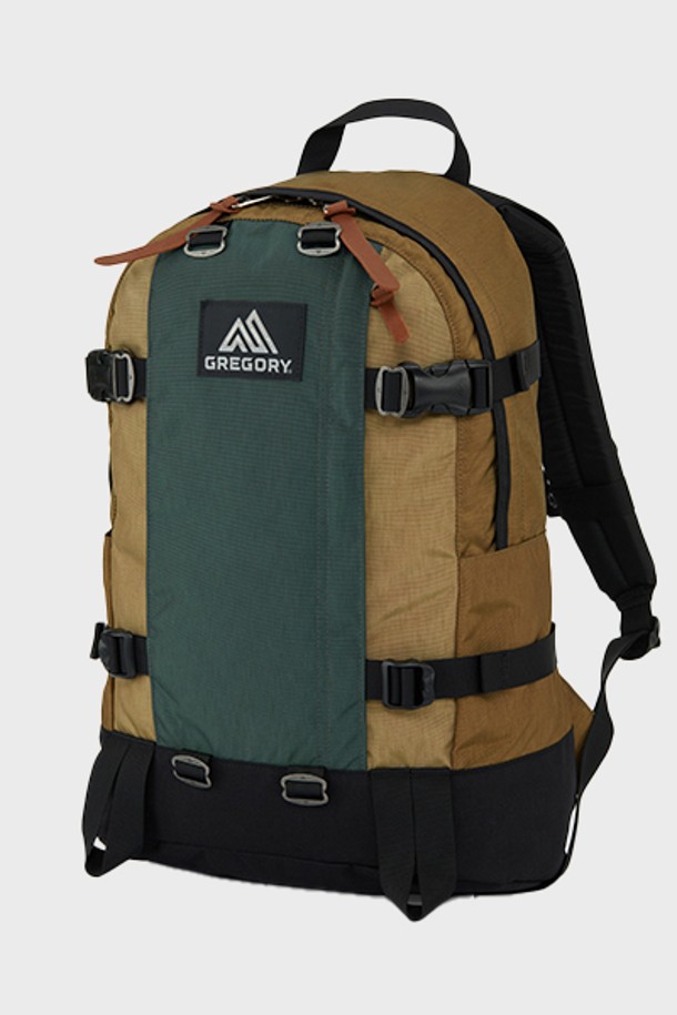 올데이 V2.1 - LOG CABIN KHAKI (09JT3243)는 남성용 백팩으로, 미디엄 사이즈의 카키색 무지 디자인이 특징입니다. 방수 및 통기 기능, 경량 나일론 소재, 버클 및 가죽 지퍼풀 디테일로 캐주얼, 미니멀, 고프코어 스타일을 연출하며 여행룩에 적합합니다. 상단 손잡이, 측면 압축 스트랩, EVA 폼 어깨 하네스, 다양한 수납 공간(노트북/태블릿, 내부 메쉬 지퍼 포켓, 전면 지퍼 포켓, 양쪽 물병 포켓 등)과 숨겨지는 힙벨트 등 실용적인 기능으로 일상, 여행, 하이킹 등 다용도로 활용 가능합니다.
