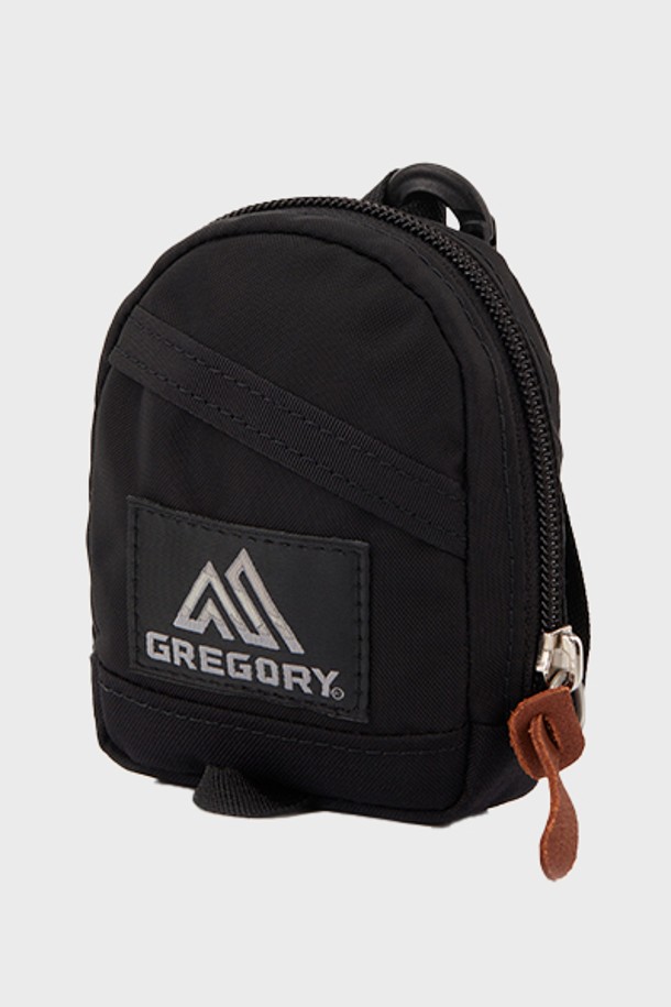 미니멀한 디자인의 여성용 파우치로, 아웃도어 활동에도 적합한 내구성을 갖춘 블랙 색상의 데이팩입니다. 나일론 소재에 로고 패턴이 돋보이며, 카라비너와 가죽 풀탭 디테일이 돋보입니다. 지퍼형 잠금 방식과 키홀더 기능, 1개의 외부 포켓, 그리고 그레고리 특유의 디자인 요소들이 클래식한 멋을 더합니다.
