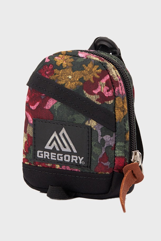 미니 데이팩 파우치 - GARDEN TAPESTRY (07J12310)는 플라워 패턴의 나일론 소재로 제작되어 캐주얼, 미니멀, 걸리시 스타일을 연출합니다. 블랙, 핑크, 브라운 컬러로 출시되었으며, 가죽 디테일과 카라비너 장식이 돋보이는 사각 디자인의 파우치입니다. 데이팩 디자인을 기반으로 외부 포켓 1개와 내부 키 고리가 있어 동네 마실룩, 데이트룩에 유용하게 사용 가능하며, 높은 내구성을 자랑합니다.
