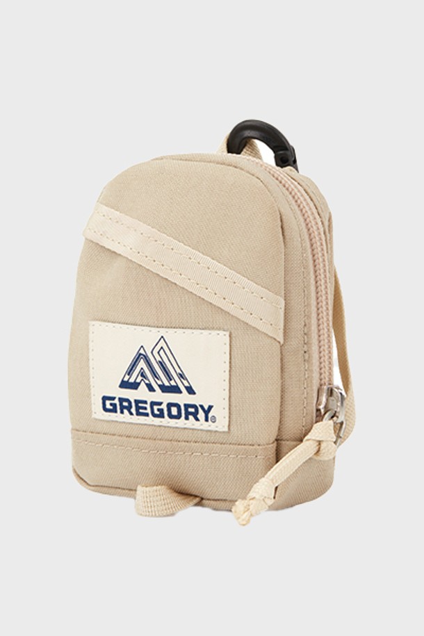 미니 데이팩 파우치 - SAND BEIGE (07JA8310)는 나일론 소재의 샌드베이지 색상 파우치입니다. 캐주얼하고 미니멀한 스타일로, 일상 및 아웃도어 활동 모두에 적합하며, 동네 마실룩이나 산책룩에 잘 어울립니다. 사각 모양에 가죽 풀탭과 카라비너 디자인 장식이 더해졌으며, 외부 포켓 1개와 내부 키 고리가 있어 실용성을 높였습니다.
