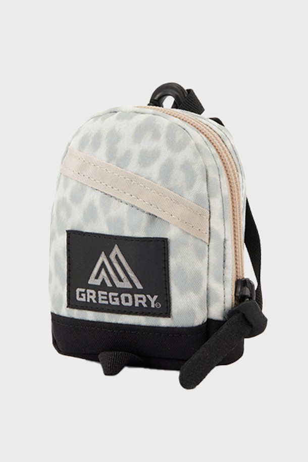 미니 데이팩 파우치 - SNOW LEOPARD (07JS7310)는 가볍고 수납력이 뛰어난 여성용 파우치입니다. 나일론 소재의 사각 모양에 스노우 레오파드 패턴이 돋보이며, 가죽 풀탭과 카라비너 디자인 장식으로 포인트를 더했습니다. 일상 및 아웃도어 활동에 적합하며, 키홀더 포켓과 외부 포켓 1개, 지퍼형 잠금 방식으로 실용성을 높였습니다.
