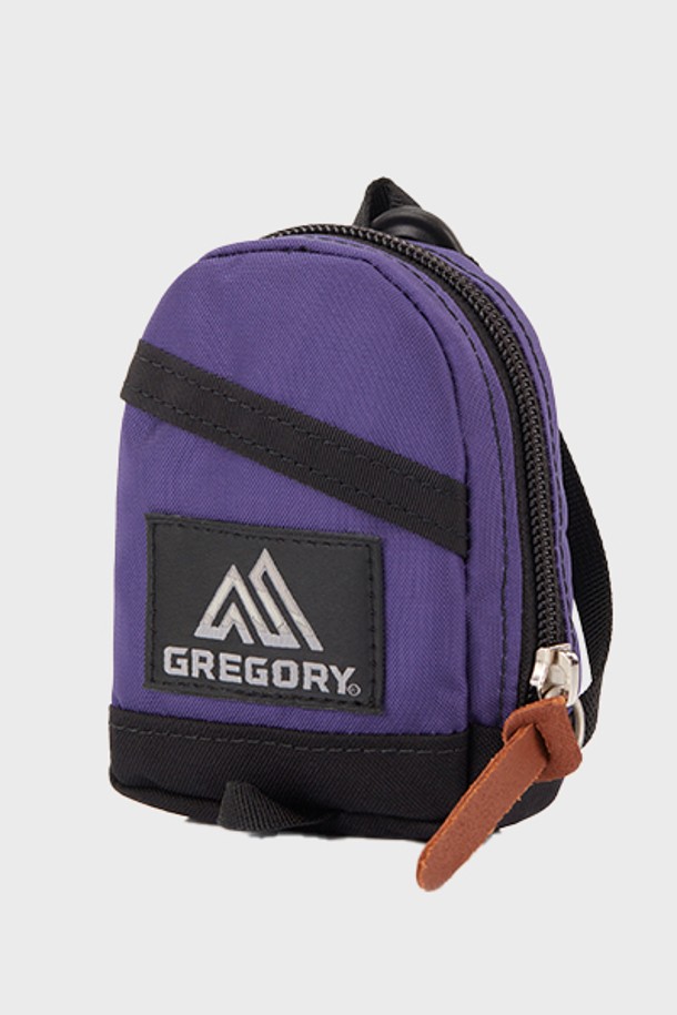 미니 데이팩 파우치 - ULTRAVIOLET (07J80310)는 데이팩 디자인을 기반으로 한 아웃도어 감성의 라이프스타일 액세서리입니다. 나일론 소재에 울트라바이올렛 컬러의 사각 디자인으로, 가죽 풀탭과 카라비너, 로고 패턴이 돋보입니다. 키홀더와 외부 포켓 1개가 있으며, 일상, 산책룩, 여행룩 등 다양한 TPO에 캐주얼, 미니멀, 고프코어 스타일로 활용하기 좋습니다.
