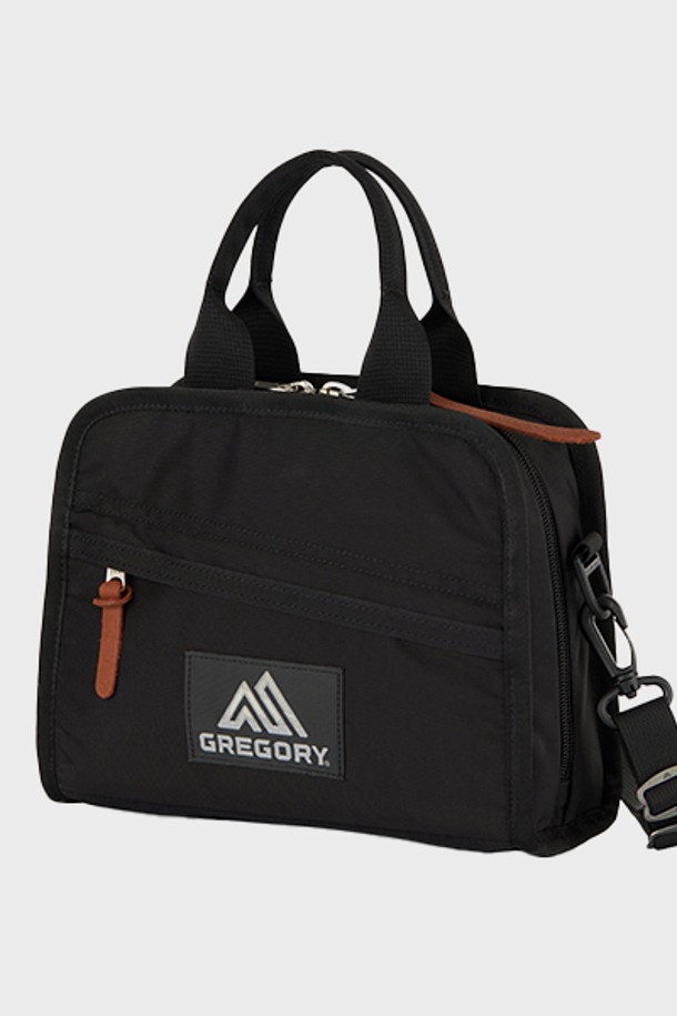 세련된 디자인의 패팃 블랙 토트백은 여성 고객을 위한 미디엄 사이즈 가방입니다. 나일론 소재에 가죽 디테일로 포인트를 주었으며, 19 x 25.5 x 10 cm 크기로 넉넉한 수납력을 자랑합니다. 탈부착 가능한 숄더 스트랩, 다양한 내부/외부 포켓, 지퍼 잠금 방식 등의 실용적인 기능으로 일상 및 여행 시 유용하게 사용 가능합니다.
