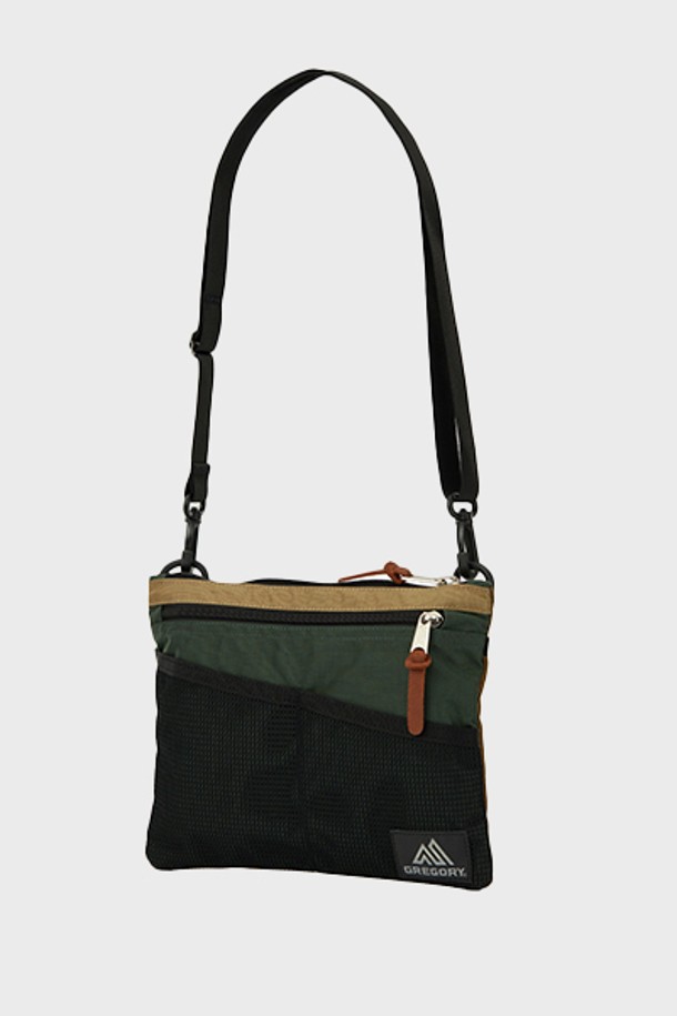 사코슈M - LOG CABIN KHAKI (07JT3163)는 여행룩, 산책룩, 캐주얼, 미니멀, 고프코어 스타일에 잘 어울리는 여성용 가방입니다. 카키색상의 무지 디자인에 메쉬 디테일이 돋보이며, 7.5L 용량으로 수납력을 높였습니다. 탈부착 및 조절 가능한 스트랩, 외부 및 메쉬 포켓, 버튼형 잠금 방식으로 편리함을 더했으며, 카드와 동전 수납이 가능해 일상 및 여행 시 유용하게 활용할 수 있습니다.
