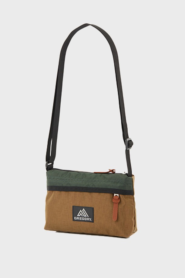 엔벨롭 숄더백 - LOG CABIN KHAKI (08JT3305)는 미디엄 사이즈의 카키색 나일론 소재 여성 숄더백입니다. 무지 패턴의 사각 쉐입에 지퍼와 가죽 풀리로 포인트를 주었으며, 조절 가능한 스트랩과 외부 및 내부 포켓으로 실용성을 더했습니다. 아웃도어 활동이나 일상에서 크로스백으로 활용하기 좋으며, 여행룩, 산책룩, 캐주얼, 미니멀, 클래식 스타일을 즐기는 분들께 추천합니다.
