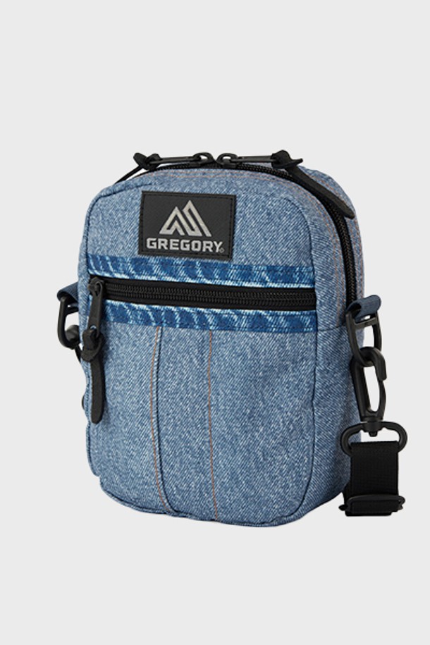 블루 데님 컬러의 퀵포켓 M (08JT5127) 크로스백입니다. 나일론 소재의 미디엄 사이즈 사각 가방으로, 앞면 지퍼 수납공간과 뒷면 스냅 버튼, 탈부착 및 길이 조절 가능한 기능이 특징입니다. 슬림백, 토트백 등 다용도로 착용 가능하며, 미니멀하고 캐주얼한 스타일에 잘 어울립니다.
