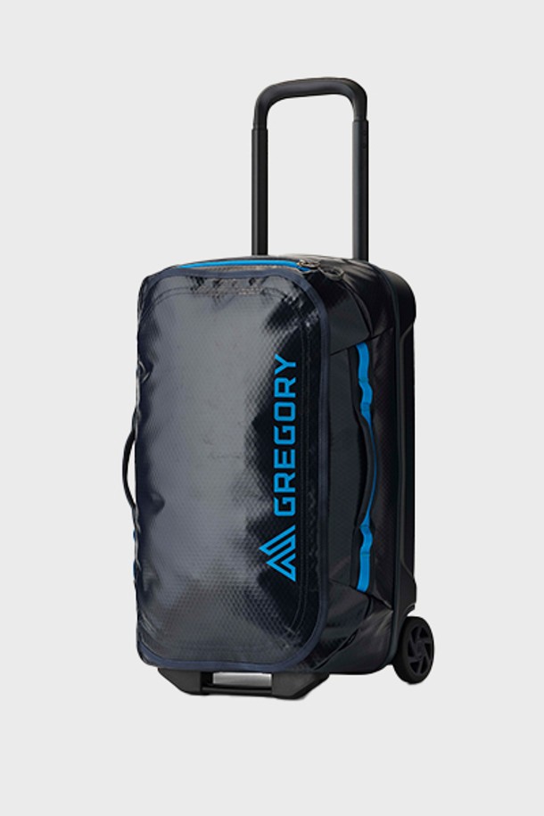 알파카 휠 더플 40 - 슬레이트 블루 (DL521017)는 여행, 휴가, 해외 출장에 어울리는 라지 사이즈의 여행용 캐리어입니다. 가볍고 튼튼한 폴리에스테르 및 폴리카보네이트 소재에 TPU 코팅 원단을 적용하여 방수 기능을 갖췄으며, 사각 디자인과 슬레이트 블루 컬러가 미니멀, 클래식, 캐주얼 스타일을 연출합니다. 40L 용량으로 85mm 휠, YKK 지퍼, 알루미늄 트롤리 핸들, 범퍼, 측면 보강 핸들, 내부 압축 스트랩, 메쉬 수납공간, 상단 퀵 액세스 포켓으로 실용성을 높였습니다. 내부 분리 수납공간을 통해 짐을 효율적으로 정리할 수 있는 하이브리드 디자인의 더플백입니다.
