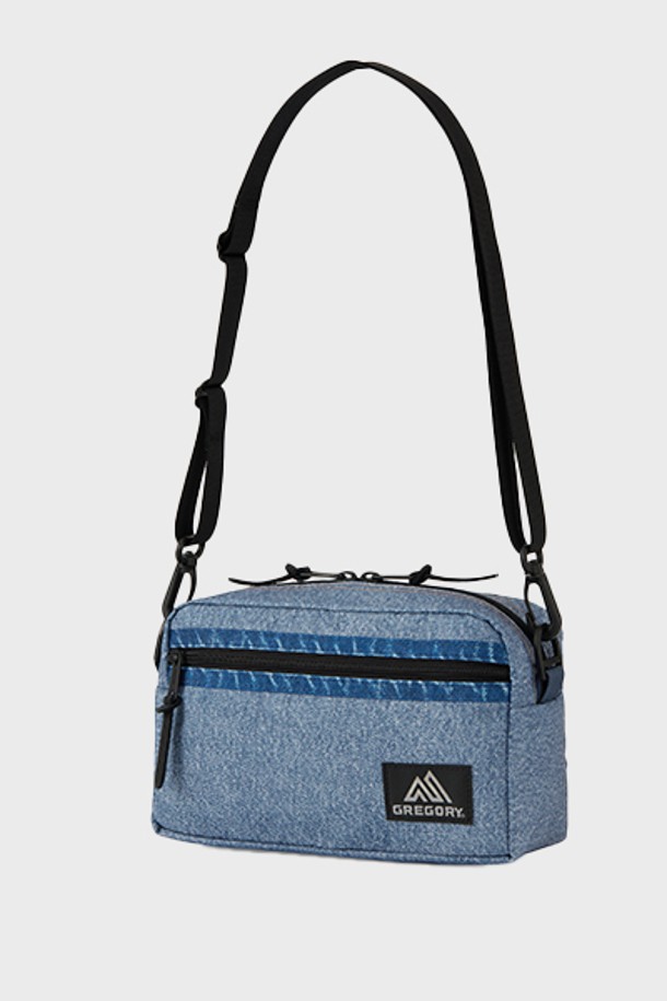 블루 데님 컬러의 패디드 숄더 파우치 M(08JT5112)입니다. 나일론 소재에 패딩 디테일이 돋보이는 사각 쉐입의 크로스백으로, 2.5L 용량에 외부 지퍼 포켓과 내부 슬리브를 갖춰 수납력을 높였습니다. 사이즈 조절과 탈부착이 가능한 숄더 스트랩, 벨트 루프, 그리고 캐주얼, 미니멀, 스포티한 스타일을 모두 아우르는 디자인으로 여행룩에 안성맞춤입니다.
