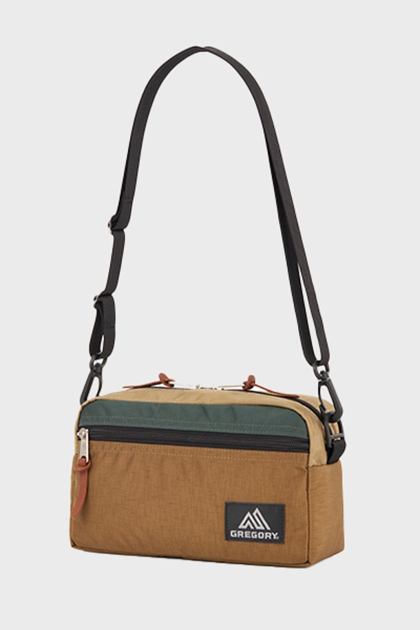 세련된 디자인과 실용성을 겸비한 패디드 숄더 파우치 M - LOG CABIN KHAKI (08JT3112) 입니다. 부드러운 나일론 소재에 패딩 디테일을 더해 포근한 느낌을 주며, 카키 컬러와 사각 쉐입으로 미니멀하고 캐주얼, 고프코어 스타일을 연출하기 좋습니다. 탈부착 가능한 어깨끈과 2개의 포켓(외부 1개, 내부 1개), 전자기기 수납이 가능한 넉넉한 수납공간으로 여행룩 뿐만 아니라 일상에서도 활용도가 높은 크로스백입니다.
