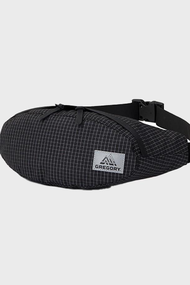 테일러너 V2 - REFLECTIVE RIPSTOP 3L 힙색 (08JT1573)은 남성을 위한 미디엄 사이즈 힙색으로, 나일론 소재의 무지 패턴에 리플렉티브 컬러로 포인트를 주어 캐주얼, 미니멀, 스포티한 스타일을 연출합니다. 슬림한 실루엣과 지퍼형 잠금 방식, 내부 수납공간 및 슬리브, 외부/내부 포켓, 38mm 벨트 두께로 실용성을 더하여, 여행룩을 포함한 일상과 아웃도어 활동에 적합합니다. 가볍고 사이즈 조절이 가능한 힙색으로, 다양한 스타일을 소화할 수 있습니다.
