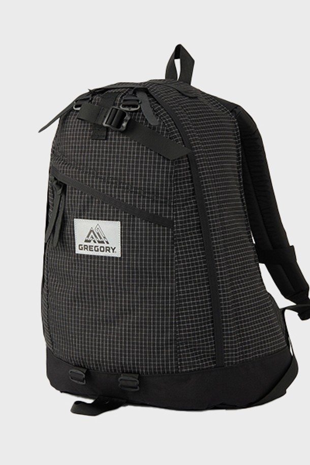 미니멀한 디자인과 뛰어난 수납력을 갖춘 데이팩 REFLECTIVE RIPSTOP 26L 백팩은 일상, 하이킹, 여행 등 다용도로 활용하기 좋은 남성용 백팩입니다. 26L의 넉넉한 사이즈에 노트북 수납, 생활 방수, 경량 기능, 티어드롭 형태 디자인, EVA폼 숄더 하네스, 가죽 지퍼풀 등의 특징을 더해 실용성과 스타일을 모두 잡았습니다. 블랙 색상의 무지 패턴으로 어떤 룩에도 잘 어울리며, 조절 가능한 체스트 스트랩, 트레킹폴 부착 스트랩, 숨김 가능한 로드밸런싱 벨트 등 다양한 기능으로 편안한 착용감을 제공합니다.
