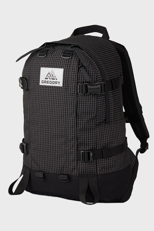 올데이 V2.1 - REFLECTIVE RIPSTOP 22L 백팩은 남성을 위한 미디엄 사이즈 백팩으로, 일상, 여행, 하이킹 등 다양한 용도로 활용 가능합니다. 블랙 컬러의 무지 디자인에 버클과 지퍼 디테일이 돋보이며, YKK 지퍼, EVA 폼 숄더 하네스, 노트북 수납, 물병 포켓, 압축 스트랩, 가슴 스트랩, 힙벨트 등 실용적인 기능들을 갖추었습니다. 방수 기능과 함께 사각 형태의 백팩으로, 캐주얼, 미니멀, 고프코어 스타일의 여행룩에 잘 어울립니다.
