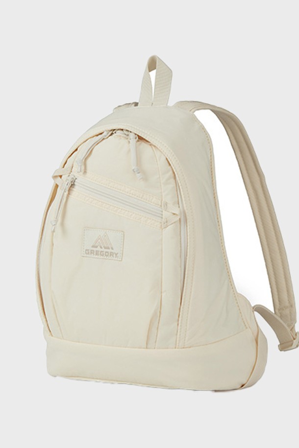 미니멀한 디자인의 레이디버드 백팩 XS 오프 화이트 6L (GY835004)입니다. 부드러운 나일론 소재로 제작되어 가볍고 편안하며, 6L의 넉넉한 용량과 내부 슬리브, 숨겨진 포켓, 작은 지퍼 파우치를 포함하여 수납력을 높였습니다. 사각 형태에 지퍼 포켓으로 포인트를 주어 캐주얼, 시크 스타일은 물론 동네 마실룩에도 잘 어울리는 여성 데일리 백팩입니다.
