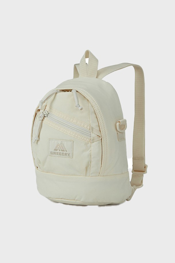 레이디버드 투웨이 미니 백팩 - OFF WHITE 4L (GY835002)는 여성스러운 디자인의 오프화이트 컬러 백팩입니다. 4L 사이즈의 미니멀한 사각 디자인으로, 나일론 소재를 사용하여 가볍고 튼튼합니다. 데이트룩, 카페룩, 쇼핑룩에 어울리며, 투웨이 스타일과 지퍼형 잠금 방식, 내부 수납공간, 히든 포켓, 작은 파우치 포함 기능으로 실용성을 더했습니다.
