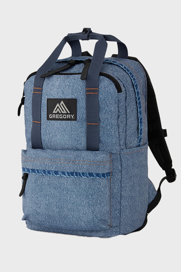 이지피지데이 BLUE DENIM 18L 백팩은 여성 전용 디자인으로, 캐주얼, 미니멀, 스포티한 스타일을 연출하기 좋습니다. 18L 미디엄 사이즈의 블루 데님 백팩으로, 6개의 포켓과 내부 노트북/서류 슬리브, 양쪽 물병 포켓, 전면 지퍼 포켓 등의 실용적인 기능과 가죽 지퍼풀, EVA폼 하네스 디테일이 돋보입니다. 일상 및 아웃도어 활동, 특히 여행룩에 적합하며, 사이즈 조절 및 손잡이 기능을 갖춰 편리하게 사용 가능합니다.
