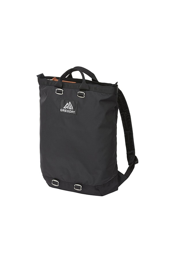 플래시 데이 백팩 - BLACK 16L (09J29150)는 미니멀, 캐주얼, 클래식 스타일을 추구하는 여성들을 위한 백팩입니다. 16L의 미디엄 사이즈로, 출근룩과 여행룩에 모두 잘 어울리는 활용성을 자랑합니다. 내구성이 뛰어난 블랙 나일론 소재에 무지 디자인으로 제작되었으며, A4 사이즈 수납이 가능하여 실용적입니다. 내부 수납공간, 패딩 어깨끈, 보강된 바닥, 그리고 노트북 수납 기능과 손잡이 디테일까지 갖춰 편안함과 기능성을 더했습니다. 지퍼형 잠금 방식으로 소지품을 안전하게 보호하며, 데일리 백팩으로 손색없는 아이템입니다.
