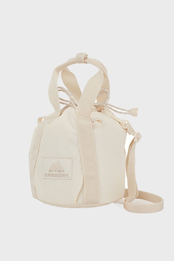 레이디버드 미니 버켓백 - OFF WHITE (GY835009)은 여성스러운 라인과 미니멀한 디자인이 돋보이는 버킷백입니다. 부드러운 나일론 소재에 오프화이트 컬러로, 데이트룩, 쇼핑룩, 카페룩 등 다양한 TPO에 활용하기 좋습니다. 패딩 숄더 스트랩과 토트백으로 변형 가능한 2way 기능으로 실용성을 더했으며, 조임용 끈으로 내용물을 안전하게 보관할 수 있습니다.
