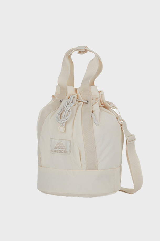 레이디버드 투웨이 버켓백 OFF WHITE (GY835001)은 미니멀, 캐주얼, 클래식 스타일을 선호하는 여성들을 위한 데일리 가방입니다. 오프화이트 컬러의 무지 디자인에 나일론 소재로 제작되었으며, 숄더 및 손잡이 기능으로 다양한 연출이 가능합니다. 넉넉한 수납을 위한 미디엄 사이즈의 버킷백 형태로, 탈부착 가능한 숄더 스트랩, 외부 지퍼 포켓, 내부 메쉬 포켓, 지퍼 파우치, 메쉬 포켓 및 조임용 끈 잠금 방식이 특징입니다. 여행룩 및 산책룩에 매치하여 세련된 스타일을 완성해보세요.
