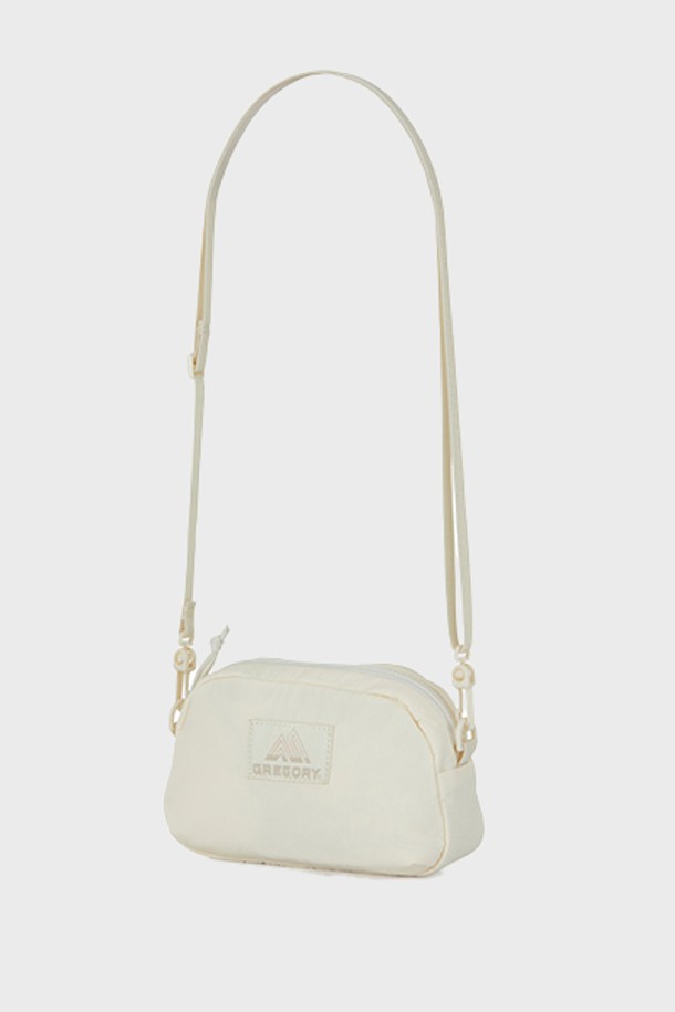 레이디버드 크로스바디백 - OFF WHITE (GY835005)은 미니멀, 캐주얼, 클래식 스타일을 즐기는 여성들을 위한 가방입니다. 오프화이트 컬러의 나일론 소재로 제작되었으며, 미디엄 사이즈의 사각 디자인에 YKK 지퍼 메인 수납공간, 외부 지퍼 포켓 1개, 내부 슬리브 포켓 1개, 반사 프린트 로고, 조절 가능한 25mm 어깨 스트랩이 특징입니다. 데이트룩, 쇼핑룩, 산책룩 등 다양한 TPO에 활용하기 좋습니다.
