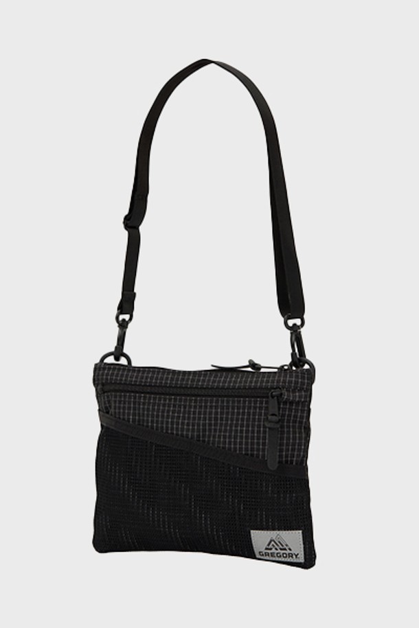 사코슈M - REFLECTIVE RIPSTOP은 미디엄 사이즈의 블랙 컬러 나일론 소재 사코슈입니다. 외부 메쉬 포켓 3개와 버튼 잠금 포켓, 조절 및 탈부착 가능한 숄더 스트랩으로 실용성을 높였으며, 사각 형태의 디자인으로 캐주얼, 미니멀, 시티보이 스타일을 연출하기 좋습니다. 일상 및 아웃도어 활동, 여행룩에 적합하며, 글로벌 평생 보증과 정품 인증서를 제공합니다.
