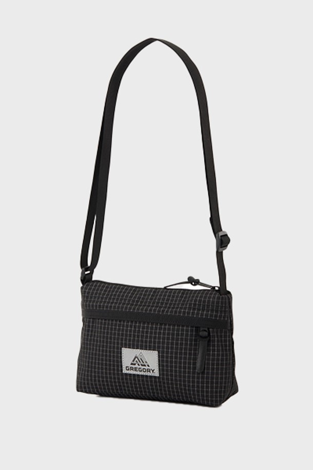 세련된 디자인과 실용성을 겸비한 남성용 엔벨롭 숄더백입니다. REFLECTIVE RIPSTOP 소재로 제작되어 아웃도어 활동은 물론 일상에서도 스타일리시하게 연출할 수 있으며, 여행룩에 잘 어울립니다. 사각 모양에 가죽 풀러 장식으로 포인트를 더했으며, 지퍼형 메인 수납부, 전면 지퍼 포켓, 메쉬 포켓, 외부 및 내부에 각각 1개의 포켓이 있어 수납력을 높였습니다.
