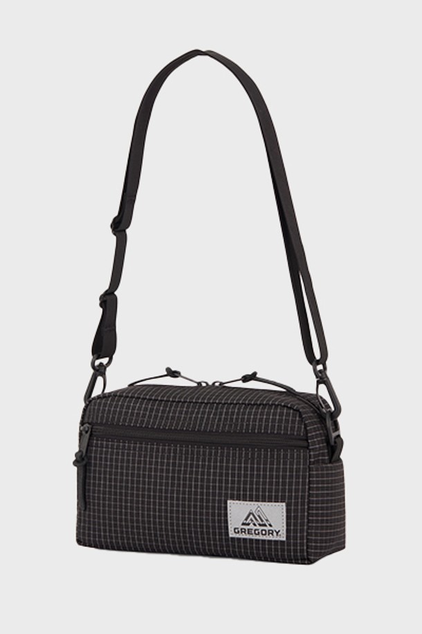 세련된 디자인과 실용성을 갖춘 패디드 숄더 파우치 M - REFLECTIVE RIPSTOP 2.5L 크로스백입니다. 블랙 컬러의 무지 디자인에 나일론 소재, 패딩 구조와 사각 모양이 특징이며, 2.5L의 넉넉한 수납공간과 탈부착 가능한 숄더 스트랩으로 편리함을 더했습니다. 일상, 여행은 물론 출근룩에도 잘 어울리며, 내부/외부 포켓과 전자기기 수납이 가능하며 리플렉티브 소재를 사용하여 시티보이, 캐주얼, 미니멀 스타일을 연출하기 좋습니다.
