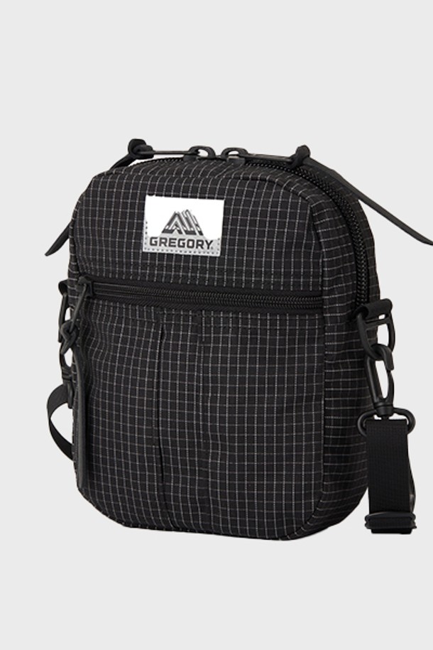 **퀵포켓 L - REFLECTIVE RIPSTOP 크로스백 (08JT1313)**은 미니멀, 캐주얼, 시크 스타일을 추구하는 남성을 위한 블랙 컬러의 크로스백입니다. 튼튼한 나일론 소재의 사각 디자인으로, 조절 가능한 숄더 스트랩과 전면 지퍼 포켓, 후면 스냅 버튼 스트랩, 그리고 다양한 수납 포켓을 갖춰 출근룩과 여행룩에 실용성을 더합니다. 컴팩트한 사이즈에 지퍼형 및 스냅형 잠금 방식으로 소지품을 안전하게 보관할 수 있는 데일리 크로스백입니다.
