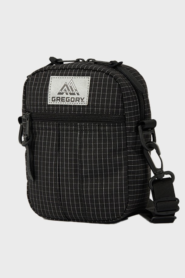 퀵포켓 M - REFLECTIVE RIPSTOP 크로스백 (08JT1127)은 립스탑 소재의 블랙 컬러로 제작되어 내구성과 세련된 디자인을 동시에 갖춘 남성용 크로스백입니다. 미디엄 사이즈의 사각 디자인으로, 넉넉한 수납공간과 컴팩트한 디자인을 자랑하며, 전면 지퍼 포켓과 후면 스냅 버튼 스트랩, 어깨끈 조절 기능을 더해 실용성을 높였습니다. 일상, 아웃도어, 여행룩 등 다양한 TPO에 캐주얼, 미니멀, 시티보이 스타일을 연출하기에 적합한 아이템입니다.
