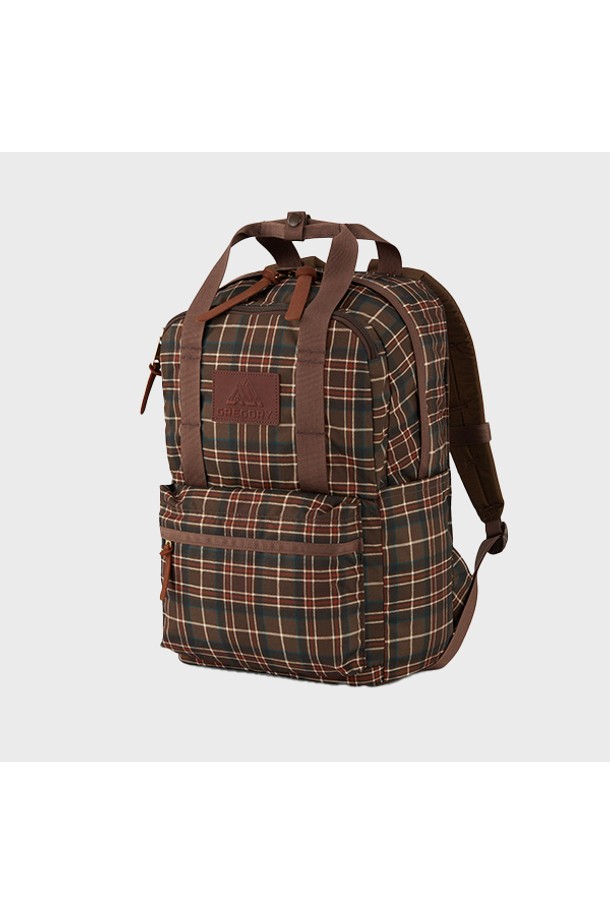 이지피지데이 - WOODLAND PLAID (우드랜드 플래드) 18L 백팩 (09JT2168)은 여성용 미디엄 사이즈 백팩입니다. 브라운과 체크 패턴의 나일론 소재로 제작되었으며, 가죽 지퍼풀 디자인으로 포인트를 더했습니다. 18L 용량으로 노트북 수납, 생수병 수납이 가능하며, 사이즈 조절과 경량 기능을 갖춰 일상 및 여행에 적합합니다. 사각형 모양에 상단 손잡이, EVA 폼 하네스, 조절 가능한 가슴 스트랩, 양쪽 물병 포켓, 전면 지퍼 포켓, 보강된 바닥 등 다양한 특징을 갖추고 있습니다. 여행룩, 가을 나들이룩에 캐주얼, 미니멀, 클래식 스타일로 연출하기 좋습니다.
