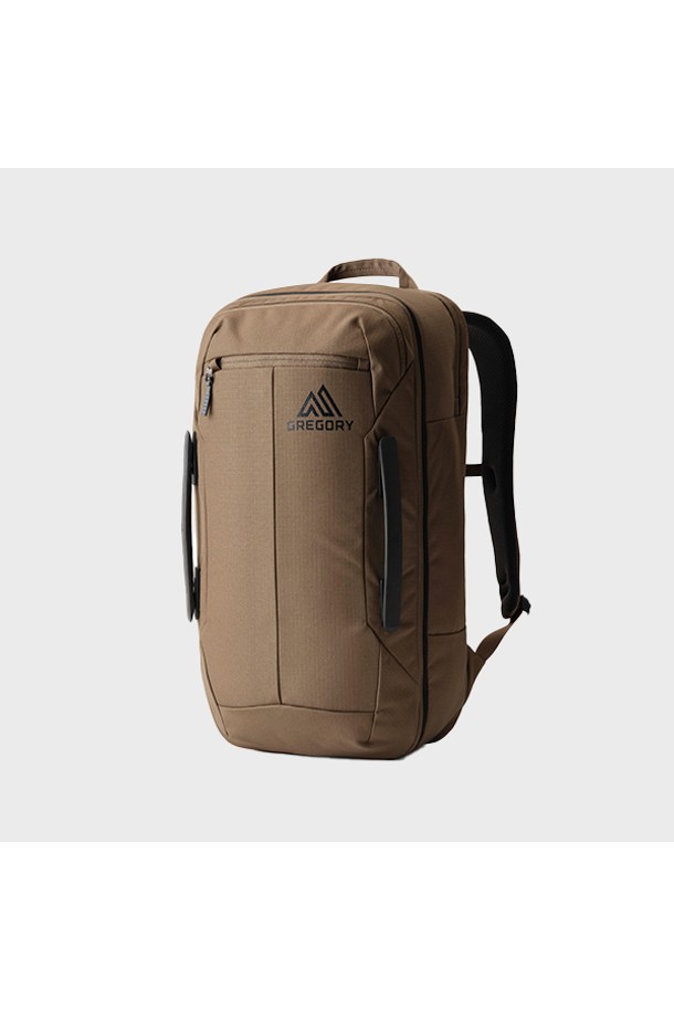 보더 백팩 30 - 메사 브라운 (41J23020) 30L는 여행과 일상 모두에 적합한 남성용 백팩입니다. 30L 라지 사이즈로, 폴리에스테르 소재의 무지 패턴에 메쉬 디자인이 특징입니다. 노트북 수납, 통기성, 사이즈 조절, 생활 방수 기능을 갖춰 실용성을 높였습니다. 분리형 수납공간, 메쉬 물병 포켓, 상단 수납 포켓, 노트북 슬리브, 에어서스펜션 메쉬 등판, 패딩 어깨끈, 체스트 스트랩, 접이식 허리벨트, 에어태그 홀더, 지퍼형 잠금방식 등 다양한 가방 특징을 제공합니다. 캐주얼, 미니멀, 고프코어 스타일의 여행룩과 출근룩 연출에 활용하기 좋습니다.
