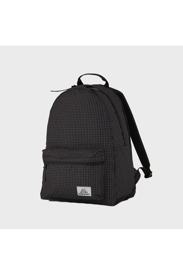 릴렉스데이 백팩 - REFLECTIVE RIPSTOP (09JT1452) 21L은 미니멀, 캐주얼, 시티보이 스타일을 추구하는 남성을 위한 가방입니다. 립스탑(RIPSTOP) 패턴의 반사 소재, 21L의 넉넉한 수납공간, 사각형 디자인이 특징입니다. 가죽 풀러와 하네스 하단 삼각형 패턴으로 포인트를 주었으며, 노트북 수납, 물병 포켓, 키 홀더 등의 실용적인 기능을 갖췄습니다. 내부 메쉬 포켓과 4개의 포켓, 편안한 착용감으로 일상생활에 유용하게 사용 가능하며 지퍼형 잠금 방식으로 내용물을 안전하게 보호합니다.
