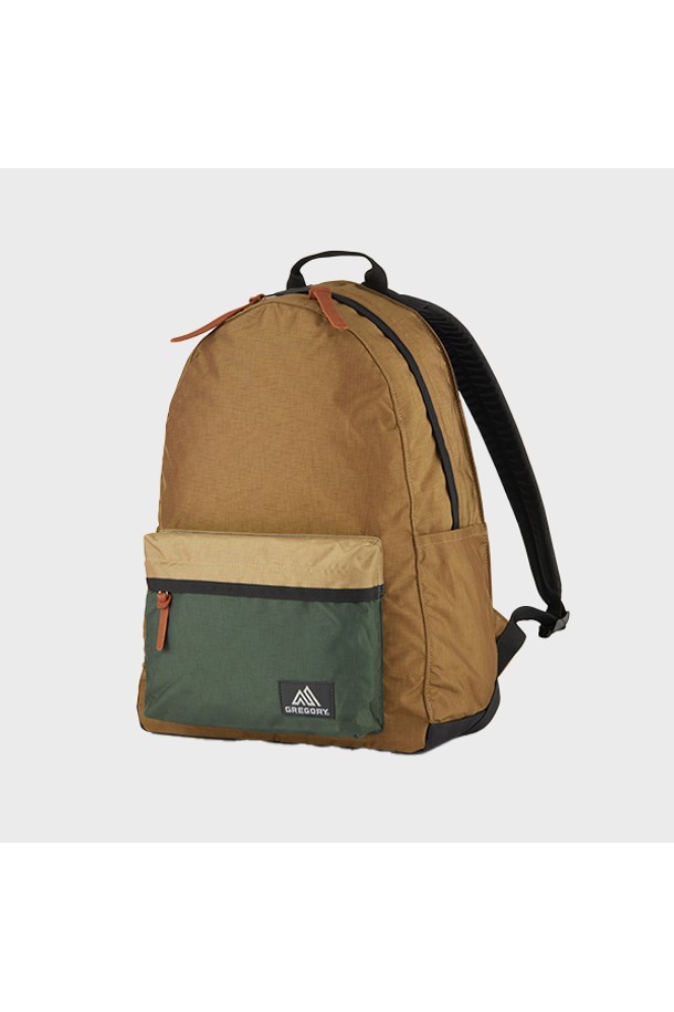 릴렉스데이 백팩 - LOG CABIN 카키 (09JT3452) 21L는 미니멀, 시티보이, 캐주얼 스타일을 추구하는 남성을 위한 일상용 백팩입니다. 21L의 넉넉한 수납공간을 제공하며, 카키색상의 무지 디자인으로 다양한 스타일에 매치하기 용이합니다. 튼튼한 나일론 소재로 제작되었으며, 가죽 풀리와 하네스 하단 삼각형 패턴으로 포인트를 더했습니다. 내부에는 노트북 수납, 메쉬 포켓, 외부 포켓 2개, 내부 포켓 2개, 키 홀더 등 실용적인 기능들이 탑재되어 있으며, 지퍼형 잠금 방식으로 내용물의 안전성을 확보했습니다. 출근룩에도 활용하기 좋은 백팩입니다.
