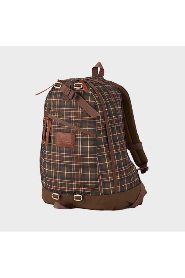 데이팩 - 우드랜드 플래드 (09JT2024) 26L 백팩은 남성용 백팩으로, 클래식, 고프코어, 캐주얼 스타일을 아우릅니다. 브라운과 그린 컬러의 체크 패턴, 26L 용량의 미디엄 사이즈 백팩으로, 방수 기능과 노트북 수납이 가능합니다. 나일론 소재에 가죽 지퍼풀, EVA폼 숄더 하네스 디자인이 특징이며, 트레킹폴 부착 및 하중 분산 기능으로 일상, 하이킹, 트레킹 등 다양한 용도로 활용할 수 있습니다. 45년 이상 유지된 클래식 실루엣과 YKK #10 지퍼, 3개의 포켓(외부 2개, 내부 1개) 및 메쉬 지퍼 포켓, 상단 캐리 핸들을 갖춰 편의성을 더했습니다. 등산룩, 여행룩, 가을 나들이룩에 잘 어울리는 디자인입니다.
