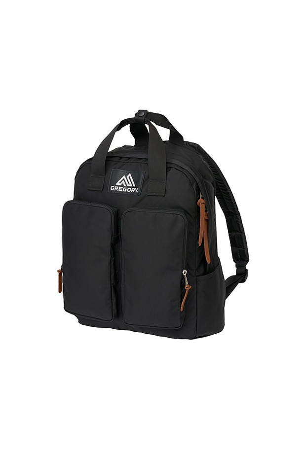 블랙 색상의 트윈 포켓 백팩(18L)입니다. 가볍고 튼튼한 나일론 소재로 제작되었으며, 미니멀하고 캐주얼한 스타일을 연출합니다. 18L의 넉넉한 수납공간과 사각 형태의 디자인으로, 노트북 수납과 물병 수납이 가능합니다. EVA 패딩 하네스, 조절 가능한 가슴 스트랩으로 편안한 착용감을 제공하며, 전면 지퍼 포켓 2개, 내부 슬리브 포켓, 측면 물병 포켓 등 총 5개의 포켓으로 수납력을 높였습니다. 여행룩에 잘 어울리는 실용적인 백팩입니다.
