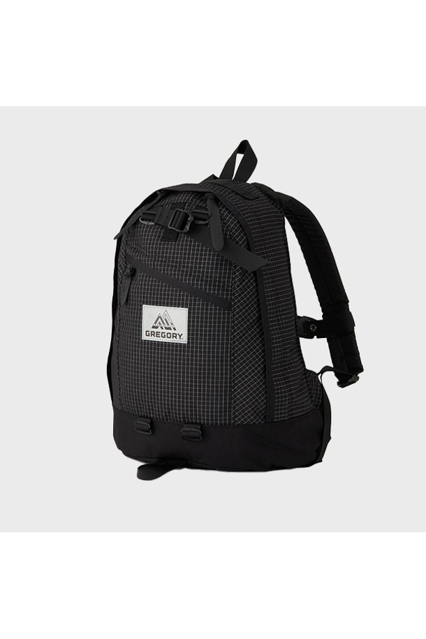 파인데이 V2 백팩 - REFLECTIVE RIPSTOP (09JT1285) 18L은 여성용 백팩으로, 18L의 넉넉한 수납공간을 제공합니다. 미니멀하고 캐주얼한 스타일, 그리고 클래식한 디자인을 선호하는 분들께 적합하며, 여행룩과 출근룩 모두에 잘 어울립니다. 블랙 컬러의 무지 디자인에 가죽 지퍼풀로 포인트를 주었으며, 노트북 수납이 가능하고, 사이즈 조절 및 경량 기능으로 편의성을 높였습니다. EVA 폼 어깨끈, 상단 손잡이, 메쉬 포켓, 보강 바닥 등의 디테일은 튼튼함과 실용성을 더합니다.
