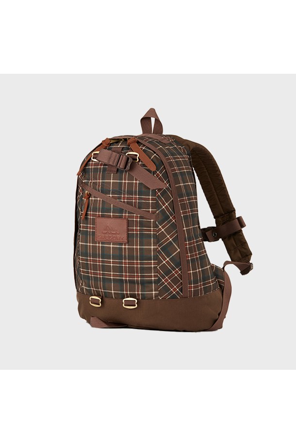 파인데이 V2 백팩 - WOODLAND PLAID (09JT2285) 18L은 우드랜드 플라이드 패턴의 여성용 백팩입니다. 브라운과 베이지 컬러 조합의 18L 미디엄 사이즈 백팩으로, 폴리에스테르 소재를 사용하여 제작되었습니다. 가죽 지퍼풀과 패치가 디자인 포인트로, 노트북 수납, 메쉬 포켓, 가슴 스트랩, 상단 손잡이 등 실용적인 기능성을 갖췄습니다. 여성 체형에 맞춘 숄더 하네스와 EVA 폼 숄더 하네스로 편안한 착용감을 제공하며, 사각형 디자인에 외부 포켓 2개, 내부 포켓 2개, 메쉬 포켓이 있어 수납력을 높였습니다. 캐주얼, 미니멀, 클래식 스타일을 아우르며 일상 및 아웃도어 활동에 적합한 지퍼형 가방입니다.
