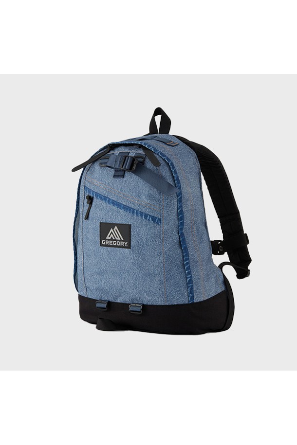 파인데이 V2 백팩 - BLUE DENIM (09JT5285) 18L은 여성 고객을 위해 디자인된 미디엄 사이즈 백팩입니다. 시그니처 데이팩 디자인에 여성 체형에 맞춘 설계로 편안한 착용감을 제공하며, 캐주얼, 미니멀, 스포티 스타일을 연출하기 좋습니다. 18L의 넉넉한 수납공간은 노트북, 태블릿, 문서를 안전하게 보관하며, 가죽 지퍼풀과 EVA폼 숄더 하네스 디테일이 돋보입니다. 블루 데님 컬러의 무지 디자인은 여행룩과 휴가룩에 잘 어울리며, YKK #10 지퍼, 메쉬 지퍼 포켓, 가슴 스트랩, 전면 지퍼 포켓, 보강된 바닥 등 실용적인 기능들을 갖추었습니다.
