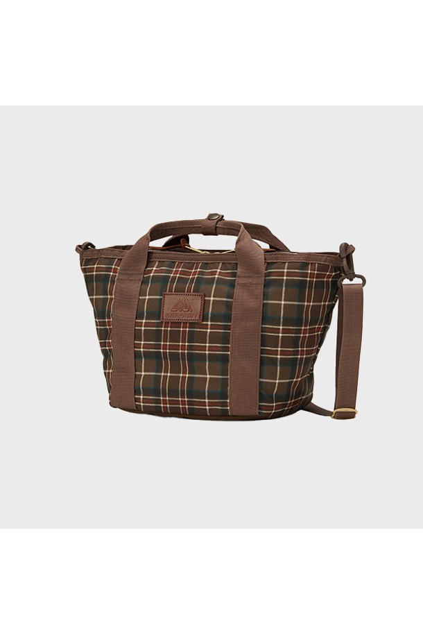 보트 토트S - WOODLAND PLAID (08JT2423) 7L 토트백은 브라운과 그린 컬러의 우드랜드 체크 패턴이 돋보이는 여성 토트백입니다. 가볍고 튼튼한 나일론 소재로 제작되었으며, 스몰 사이즈로 일상생활에서 활용하기 좋습니다. 가죽 지퍼풀 장식과 7L의 넉넉한 수납공간, 어깨끈 조절 기능, 토트백/숄더백 겸용 디자인으로 실용성을 더했습니다. 내부 메쉬 포켓과 백 오픈 포켓, 패딩 바닥으로 소지품을 안전하게 보호하며, 지퍼형 잠금 방식으로 내용물을 안전하게 보관할 수 있습니다. 클래식, 캐주얼, 미니멀 스타일을 즐기는 여성에게 추천하는 데일리 토트백입니다.
