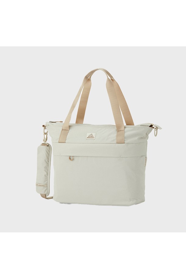 수지 토트백 - ASH BEIGE (UD683005) 13L는 여성용 미디엄 사이즈 토트백으로, 캐주얼 및 미니멀 스타일을 연출합니다. 애쉬 베이지 색상의 무지 디자인에 나일론 소재로 제작되었으며, 13L의 넉넉한 수납 공간을 제공합니다. 7개의 포켓과 A4, 13인치 노트북 수납이 가능하며, 전면 지퍼 포켓과 키 주머니를 갖춰 실용성을 높였습니다. 발수 기능과 경량 설계로 일상과 여행에 적합하며, PFC-free 내구성 발수 코팅과 환경 친화적 소재를 사용하여 제작되었습니다. 사각 형태의 가방에 패딩 숄더 스트랩과 물방울 모양 풀리로 포인트를 더했으며, 지퍼형 잠금 방식으로 안전하게 소지품을 보관할 수 있습니다.
