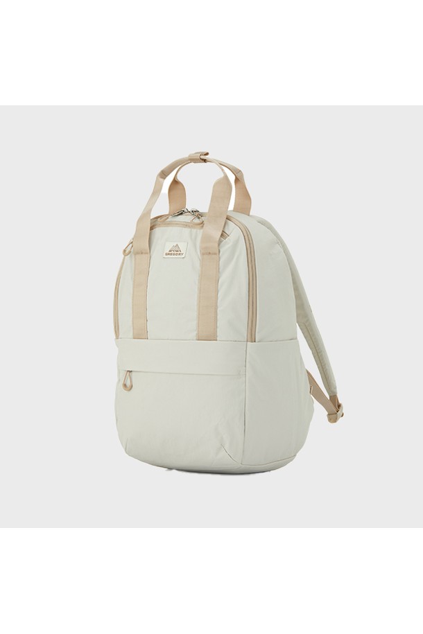 **수지 백팩 M - 애쉬 베이지 (UD683001) 16L**는 여성용 백팩으로, 16L의 넉넉한 수납 공간을 제공합니다. 방수 기능과 경량 설계로 제작되어 여행룩, 출근룩 등 다양한 TPO에 적합하며, 미니멀하고 캐주얼한 스타일을 연출합니다. 애쉬 베이지 컬러의 무지 디자인에 사각 모양으로, 3-way 캐리 가능하며, 노트북 수납이 가능하고 외부 포켓 3개와 내부 포켓 4개로 실용성을 더했습니다. 친환경 소재를 사용하여 제작되었으며, 지퍼형 잠금 방식으로 내용물을 안전하게 보호합니다.
