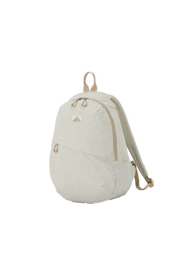 수지 백팩 S - 애쉬 베이지 (UD683002) 12L는 미니멀하고 캐주얼한 스타일의 여성 백팩입니다. 12L 용량으로 일상 및 여행에 적합하며, 방수, 경량, 발수 기능을 갖춰 실용성을 높였습니다. 부드러운 나일론 소재에 사각 형태 디자인으로, 외부 포켓 2개와 내부 포켓 5개, 물병/우산 수납공간을 제공합니다. 인체공학적 어깨끈과 내열성 등판, 지퍼형 잠금 방식으로 편안함과 편리함을 더했습니다. 친환경 소재와 PFC-free 코팅으로 제작되어 안심하고 사용할 수 있습니다.
