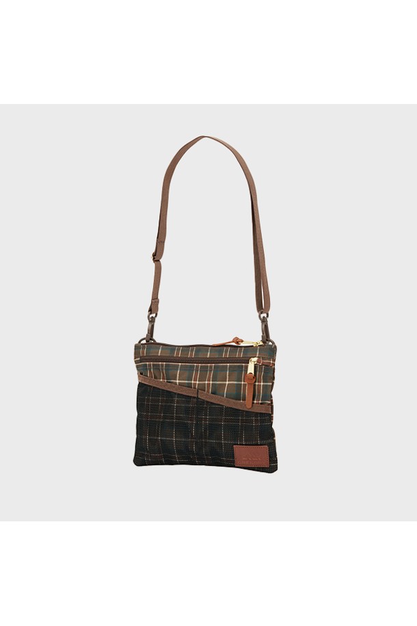 사코슈M - 우드랜드 플레이드 (07JT2163) 1.5L는 여성용 가방으로, 일상 및 아웃도어 활동에 적합합니다. 나일론 소재의 미디엄 사이즈 사각 가방으로, 체크 패턴과 우드랜드 플레이드 컬러가 돋보입니다. 외부 포켓 3개, 메쉬 포켓 분할, 조절 가능한 숄더 스트랩, 지퍼형 및 스냅형 잠금 방식을 갖춰 실용성을 더했습니다. 카드, 휴대폰, 동전, 지폐 등을 수납하기 좋으며, 캐주얼, 고프코어, 미니멀 스타일의 여행룩에 매치하기 좋습니다.
