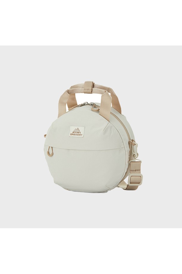 세련된 디자인과 실용성을 겸비한 수지 라운드 크로스바디백 - ASH BEIGE (UD683004) 4L입니다. 가볍고 튼튼한 나일론 소재로 제작되었으며, 4L의 넉넉한 수납 공간을 제공합니다. 탈부착 가능한 스트랩과 핸드백 변형이 가능하여 다양한 스타일 연출이 가능하며, 테이블에 세워둘 수 있는 디자인으로 편리함을 더했습니다. 방수 기능과 키 수납을 위한 앞면 지퍼 포켓, 외부 1개, 내부 1개의 포켓 구성으로 실용성을 높였습니다. 미니멀, 캐주얼, 클래식 스타일의 동네 마실룩, 여행룩에 잘 어울리는 데일리 가방입니다.
