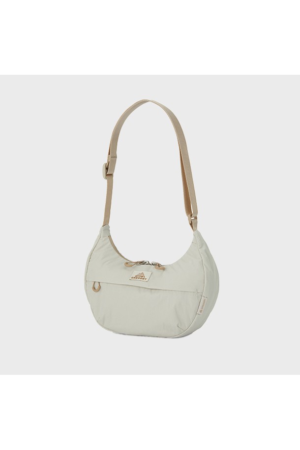 수지 하프문 숄더백 S - 애쉬 베이지 (UD683003) 1L은 미니멀하고 캐주얼한 스타일의 여성용 숄더백입니다. 나일론 소재로 제작되어 가볍고, 방수 기능과 PFC-free 발수 코팅으로 실용성을 더했습니다. 반원 모양의 디자인에 깔끔한 무지 패턴으로 어떤 룩에도 잘 어울립니다. 외부 포켓 1개와 내부 포켓 1개가 있어 수납력을 높였으며, 지퍼형 잠금 방식으로 내용물을 안전하게 보관할 수 있습니다. 동네 마실룩이나 여행룩에 매치하여 세련된 스타일을 연출해보세요.
