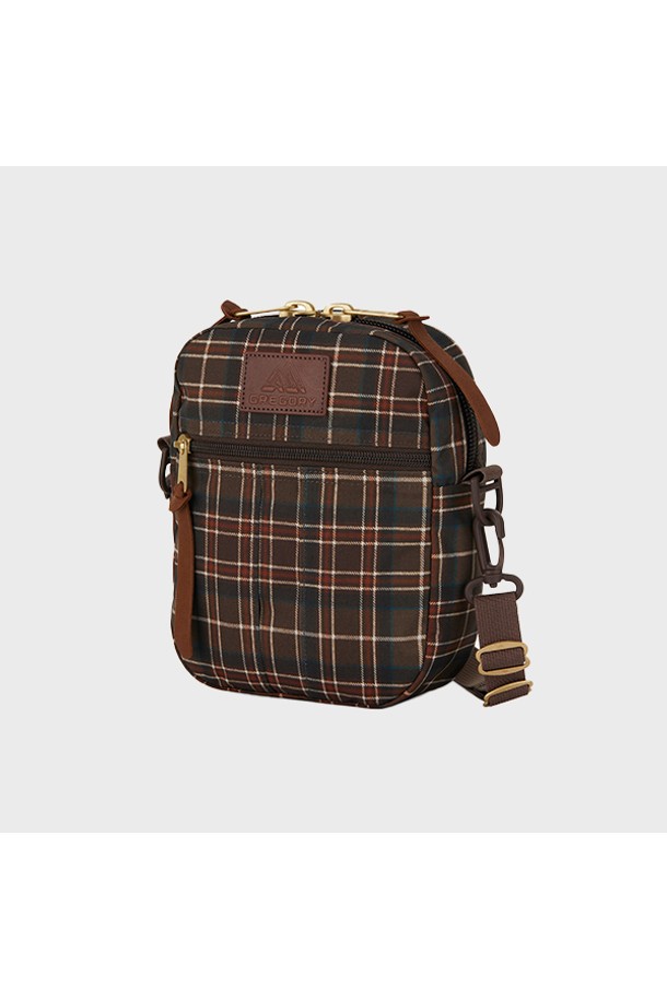 퀵포켓 L - 우드랜드 플라이드 (08JT2313) 3L는 여성스러운 디자인의 미디엄 크로스백입니다. 브라운과 블랙 컬러의 체크 패턴이 돋보이며, 나일론 소재로 제작되어 내구성이 뛰어납니다. 지퍼 포켓과 스냅형 잠금 방식, 탈부착 가능한 스트랩과 스마트기기 수납 기능으로 실용성을 더했습니다. 데이트룩, 쇼핑룩 등 다양한 TPO에 어울리며, 클래식, 미니멀, 캐주얼 스타일을 즐기는 분들께 적합합니다. 23.5 x 18.5 x 7 cm 사이즈로, 일상생활에서 편리하게 사용할 수 있으며 글로벌 평생보증을 제공합니다.
