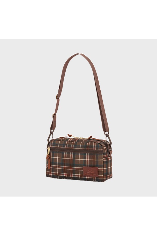 우드랜드 플래이드 패턴의 패디드 숄더 파우치 M (08JT2112) 2.5L는 여성용 크로스백입니다. 브라운과 체크 배색의 나일론 소재, 미디엄 사이즈의 사각형 가방으로, 패딩 디자인이 특징입니다. 사이즈 조절, 탈부착 가능한 숄더 스트랩, 벨트고리, 지퍼 포켓, 내부 슬리브, 외부/내부 포켓 2개, 그리고 2.5L의 넉넉한 용량으로 일상과 아웃도어 활동에 적합합니다. 전자기기 수납이 가능하며, 여행룩과 산책룩에 캐주얼, 미니멀, 클래식 스타일을 더해줍니다.
